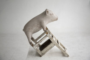 4.Animal-master-Pig-《動物家-豬》-2013-铸铜-丙烯着色-64x60x25cm-3.jpg